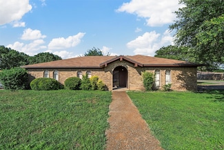 300 Travis Ln, Hewitt, TX 76643