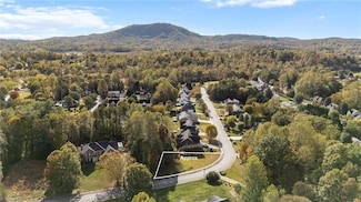 924 Barrington Dr NE, Lenoir, NC 28645