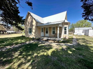 704 W Cedar St, Gage, OK 73843
