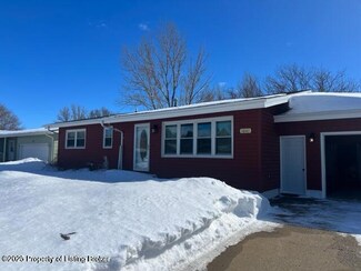 1041 13th St W, Dickinson, ND 58601
