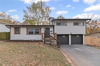 2001 NE 62nd St, Kansas City, MO 64118