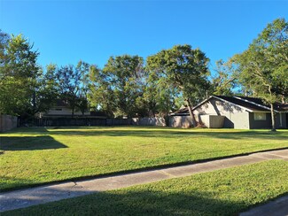 306 Willow Vista Dr, El Lago, TX 77586