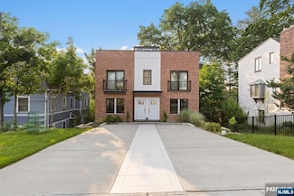 571 Hillside St, Ridgefield, NJ 07657