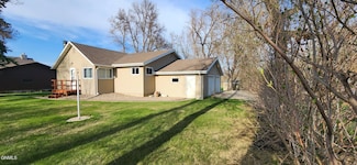 421 Oliver Ave, Center, ND 58530