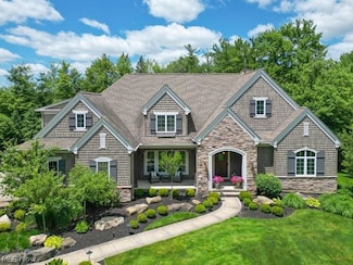 11 Daisy Ln, Chagrin Falls, OH 44022