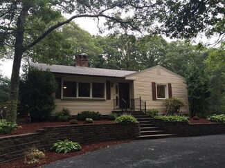 90 Thankful Ln, Cotuit, MA 02635