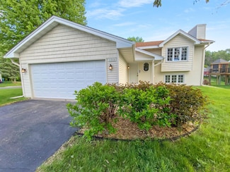 1213 Parkwood Ct, Burnsville, MN 55337