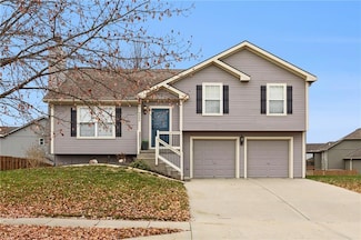 9004 NE Paw Dr, Kansas City, MO 64157