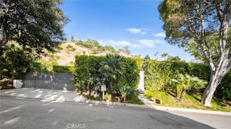 1046 N Hillcrest Rd, Beverly Hills, CA 90210
