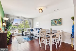 2200 N Westmoreland St Unit 202, Arlington, VA 22213