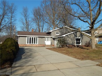 14520 Indian Creek Dr, Middleburg Heights, OH 44130