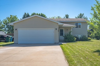 1140 Carriage Hills Dr S, Cambridge, MN 55008