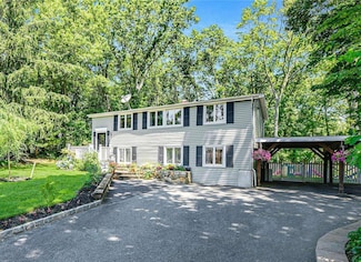 347 Old Town Rd, East Setauket, NY 11733