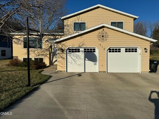 913 N 31st St, Bismarck, ND 58501