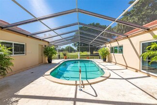 19220 S Saint Andrews Dr, Hialeah, FL 33015
