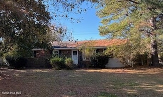 1329 Hunters Rd, New Bern, NC 28562
