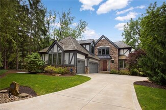 9 E Hanna Ln, Cleveland, OH 44108