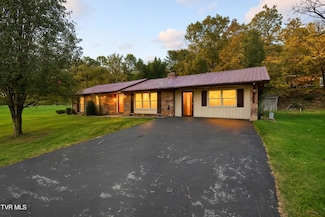 220 Market St, Clintwood, VA 24228