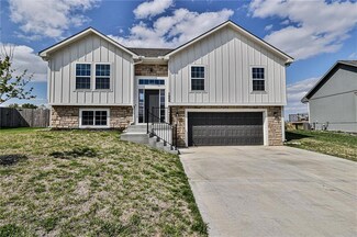 1004 NW 4th St, Oak Grove, MO 64075
