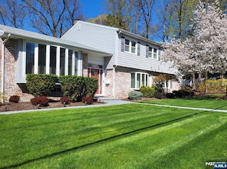 7 Brian Rd, West Caldwell, NJ 07006