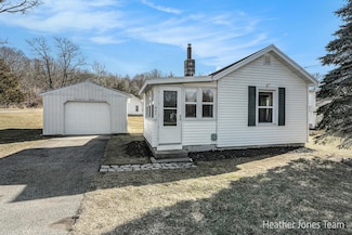 407 W Riverside Dr, Ionia, MI 48846