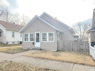1409 S 4th St, Pekin, IL 61554