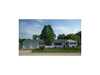 600 W Willman St, Hiawatha, IA 52233