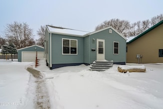 2115 5th Ave N, Grand Forks, ND 58203