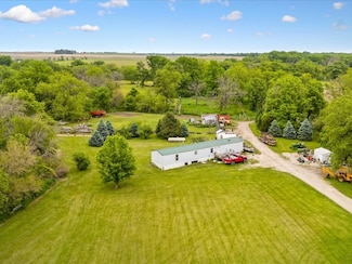 2924 York Ave, Coggon, IA 52218