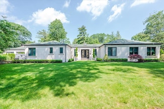 39 N Clover Dr, Great Neck, NY 11021