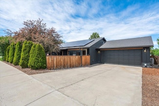 3139 SW Reindeer Ave, Redmond, OR 97756