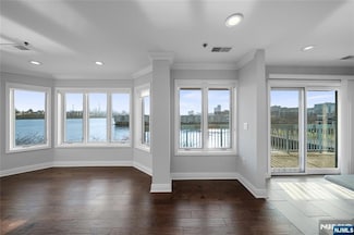 410 Smith Ct, Edgewater, NJ 07020