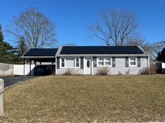 12 Sweeney Ln, Bristol, RI 02809