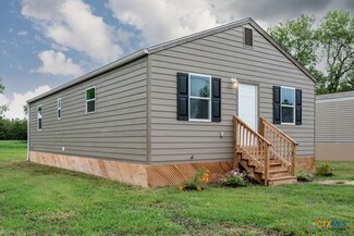 706 Peabody St, Edna, TX 77957
