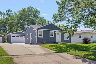 1206 W 10th St, Cedar Falls, IA 50613