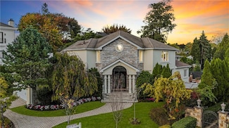 35 Julieann Ct, Staten Island, NY 10304