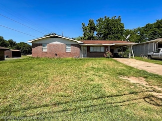 1117 N 18th St, Ozark, AR 72949