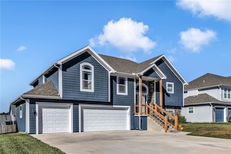 824 N Hickory Dr, Tonganoxie, KS 66086