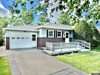 624 S 9th St, Douglas, WY 82633