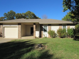 711 E Striper Dr, Nixa, MO 65714