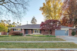 55 S Edgewood Dr, Grosse Pointe Shores, MI 48236