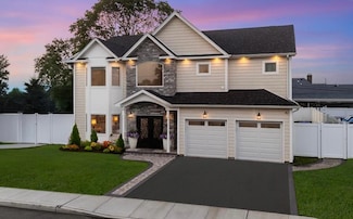 4 Heron Ct, Levittown, NY 11756