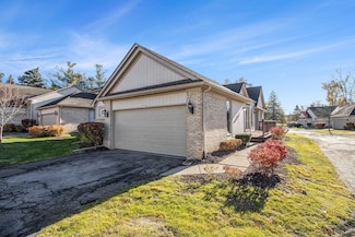 29470 Cove Creek Ln, Farmington Hills, MI 48334