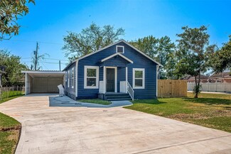 8302 Tavenor Ln, Houston, TX 77075