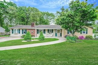 6 Rockhall Ln, Rocky Point, NY 11778