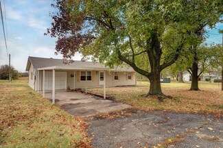 427 N Harrison Ave, Aurora, MO 65605