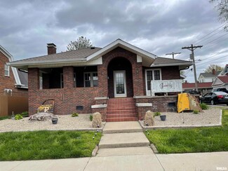306 Oak St, Carmi, IL 62821