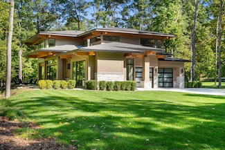 6 N Country Club Dr, Charlevoix Township, MI 49720