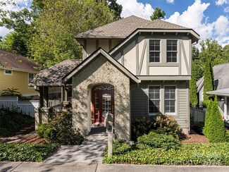 21 Town Cir, Flat Rock, NC 28731