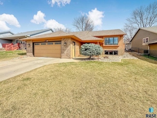 4916 E Fernwood Dr, Sioux Falls, SD 57110